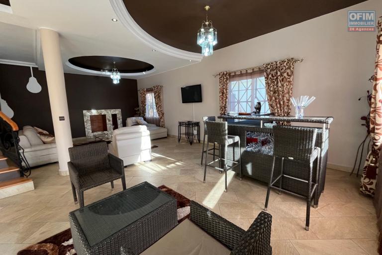 Une villa F5 meublée avec grand jardin à By pass Ambohimankakely