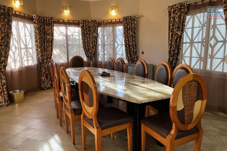 Une villa F5 meublée avec grand jardin à By pass Ambohimankakely