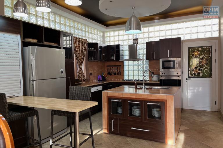 Une villa F5 meublée avec grand jardin à By pass Ambohimankakely