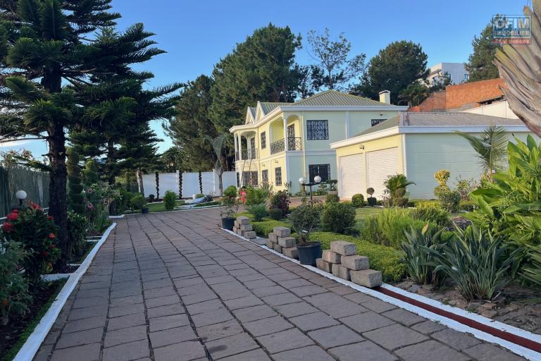 Une villa F5 meublée avec grand jardin à By pass Ambohimankakely