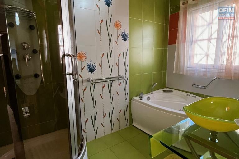 Une villa F5 meublée avec grand jardin à By pass Ambohimankakely