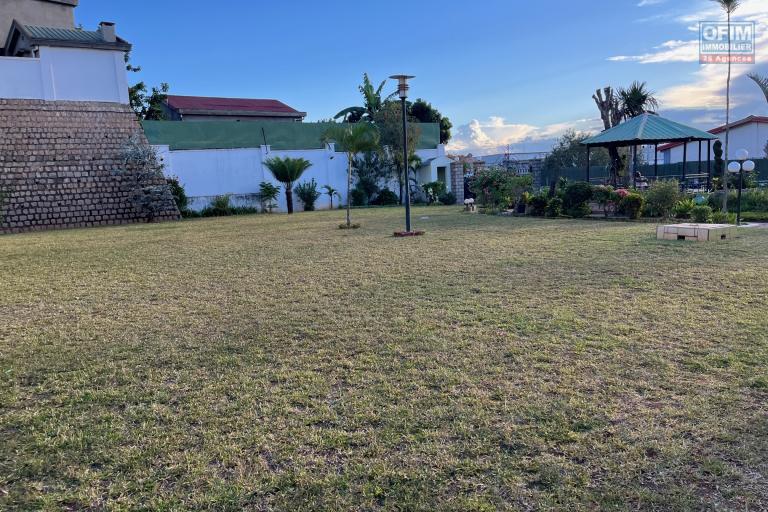 Une villa F5 meublée avec grand jardin à By pass Ambohimankakely
