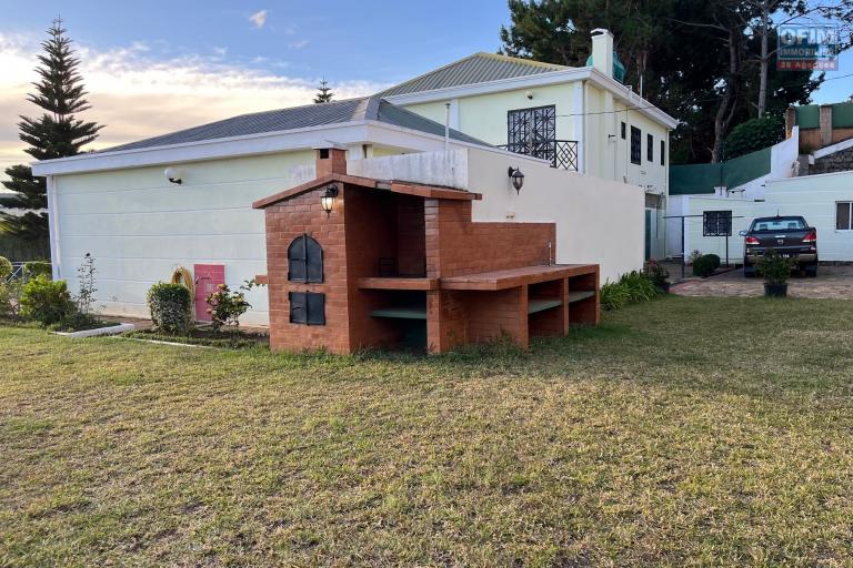 Une villa F5 meublée avec grand jardin à By pass Ambohimankakely