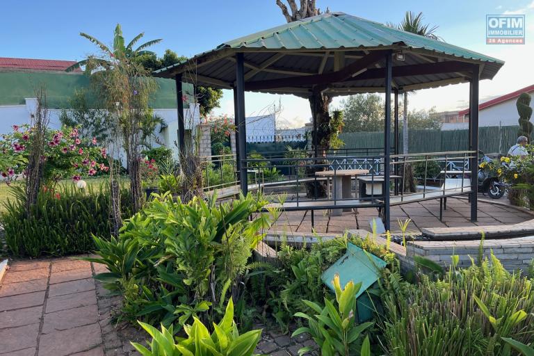 Une villa F5 meublée avec grand jardin à By pass Ambohimankakely