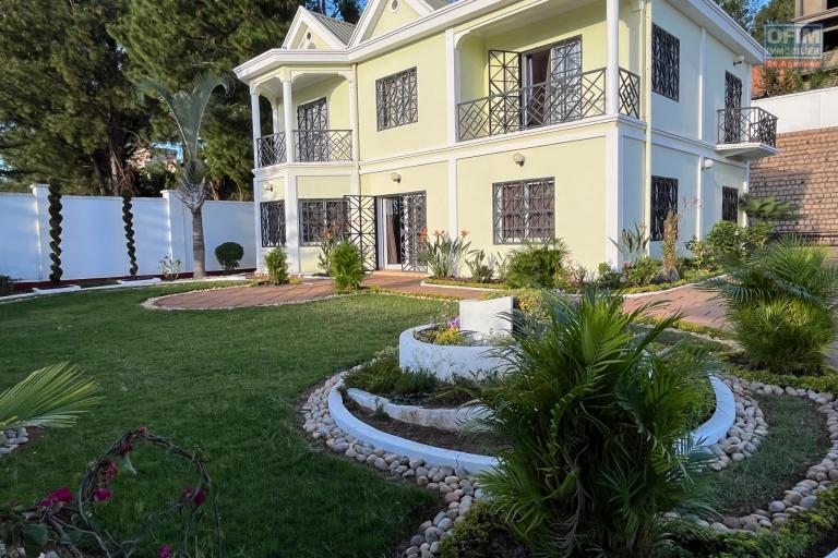 Une villa F5 meublée avec grand jardin à By pass Ambohimankakely
