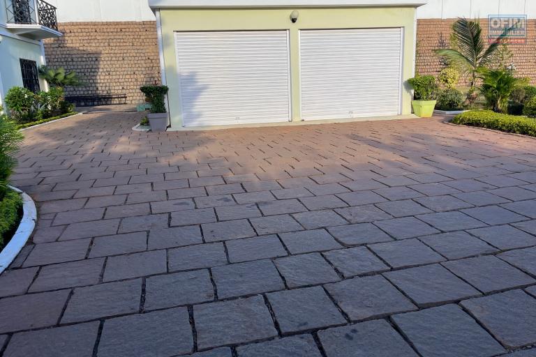 Une villa F5 meublée avec grand jardin à By pass Ambohimankakely