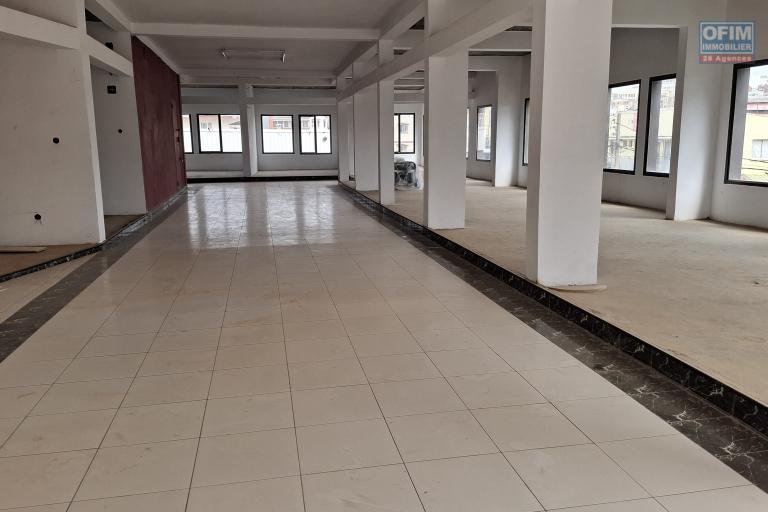 OFIM Immobilier offre en location des locaux commerciaux de 12m2 au 1 étage d'un bâtiment en bord de route sur Andravoahangy