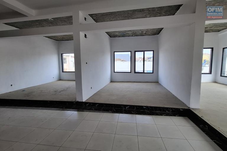 OFIM Immobilier offre en location des locaux commerciaux de 12m2 au 1 étage d'un bâtiment en bord de route sur Andravoahangy