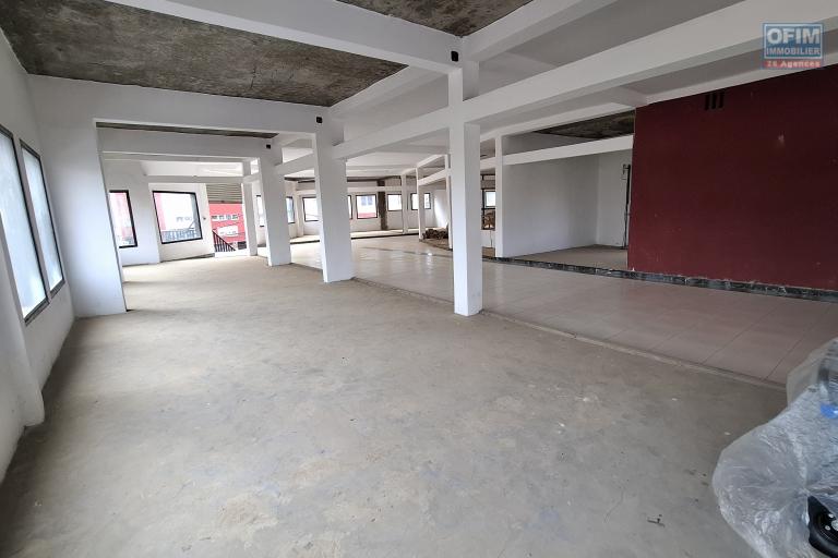 OFIM Immobilier offre en location des locaux commerciaux de 12m2 au 1 étage d'un bâtiment en bord de route sur Andravoahangy