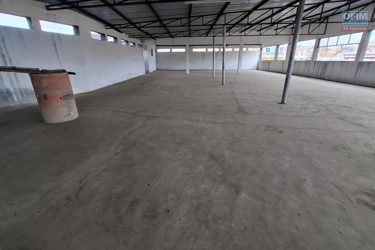 OFIM immobilier propose à la location un entrepôt de 495 m² situé à Andravoahangy