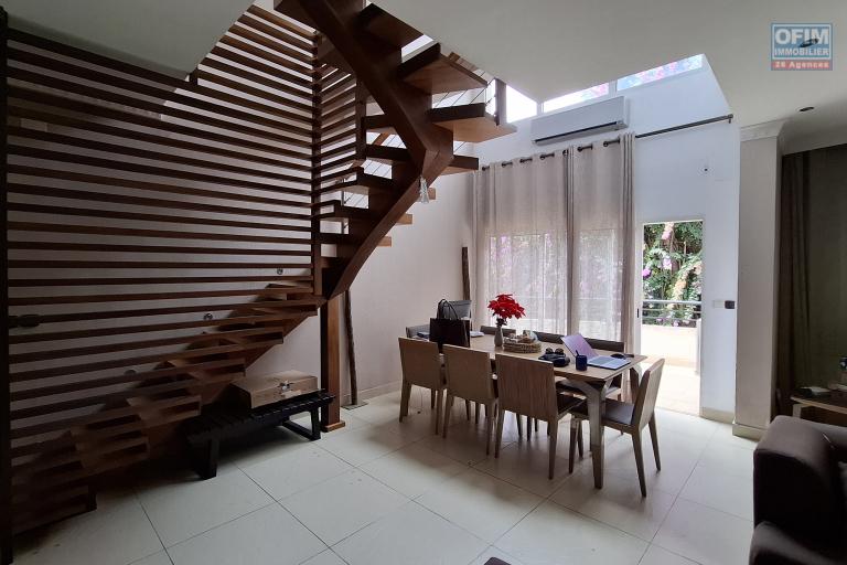 OFIM immobilier offre en location un T4 semi meublé en duplex à 5min d'Ivandry dans une résidence sécurisée H24