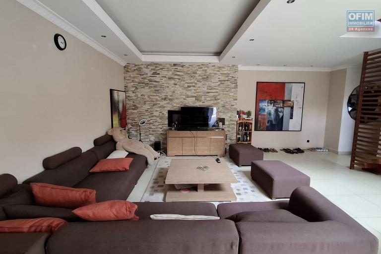 OFIM immobilier offre en location un T4 semi meublé en duplex à 5min d'Ivandry dans une résidence sécurisée H24