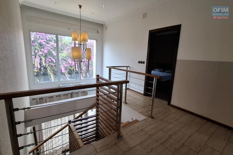 OFIM immobilier offre en location un T4 semi meublé en duplex à 5min d'Ivandry dans une résidence sécurisée H24