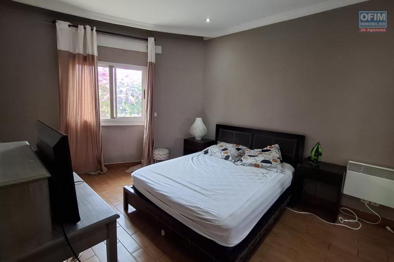 OFIM immobilier offre en location un T4 semi meublé en duplex à 5min d'Ivandry dans une résidence sécurisée H24