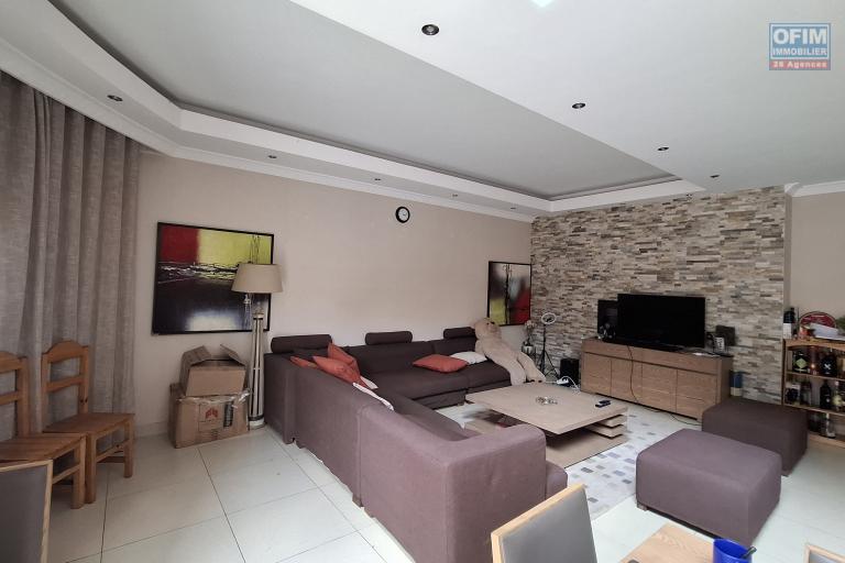 OFIM immobilier offre en location un T4 semi meublé en duplex à 5min d'Ivandry dans une résidence sécurisée H24