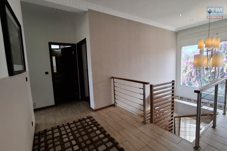 OFIM immobilier offre en location un T4 semi meublé en duplex à 5min d'Ivandry dans une résidence sécurisée H24