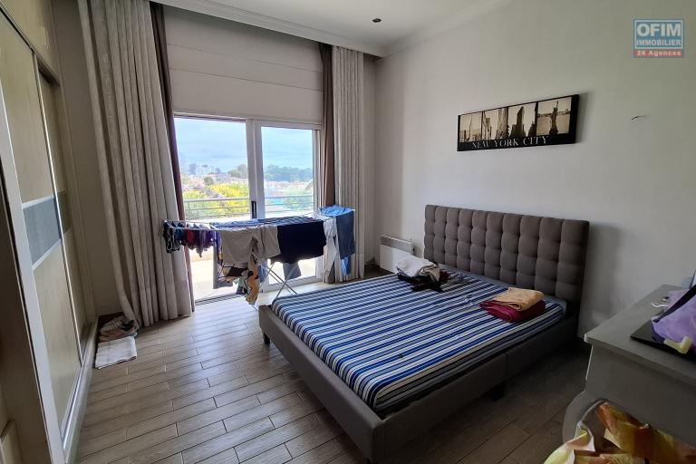 OFIM immobilier offre en location un T4 semi meublé en duplex à 5min d'Ivandry dans une résidence sécurisée H24