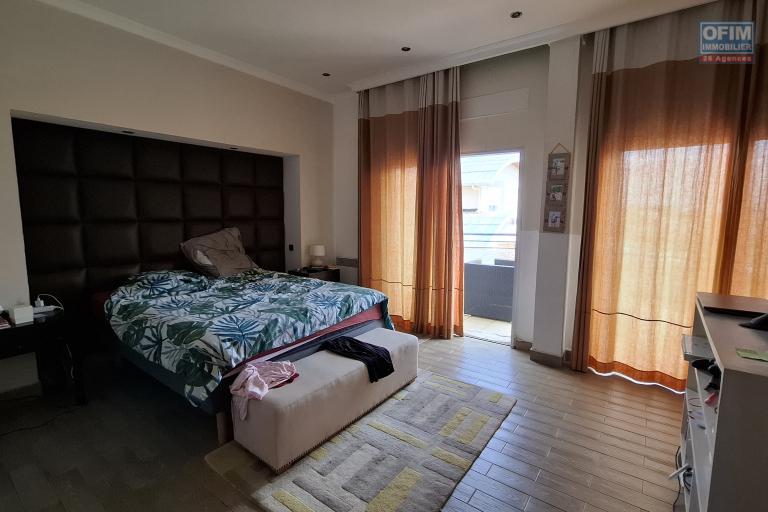 OFIM immobilier offre en location un T4 semi meublé en duplex à 5min d'Ivandry dans une résidence sécurisée H24