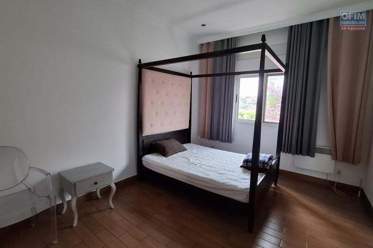 OFIM immobilier offre en location un T4 semi meublé en duplex à 5min d'Ivandry dans une résidence sécurisée H24
