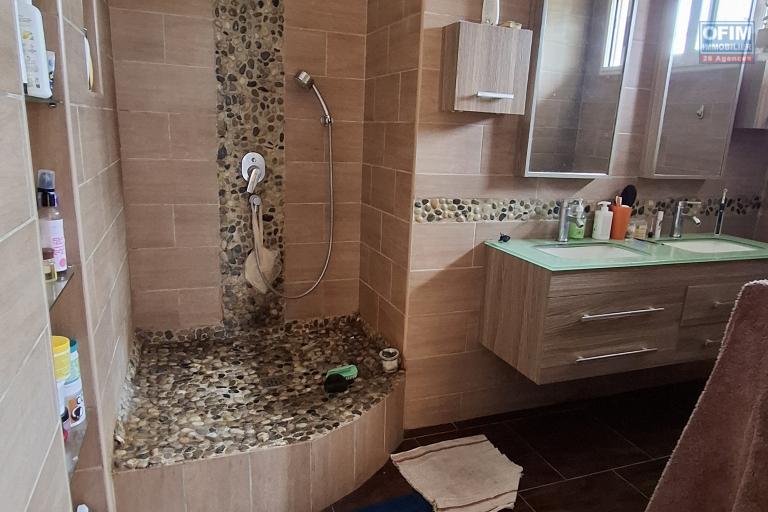 OFIM immobilier offre en location un T4 semi meublé en duplex à 5min d'Ivandry dans une résidence sécurisée H24