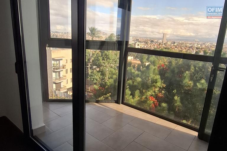 OFIM Immobilier loue un appartement T4 sur Ivandry à deux pas de l'école British School.