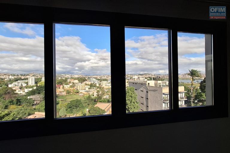 OFIM Immobilier loue un appartement T4 sur Ivandry à deux pas de l'école British School.