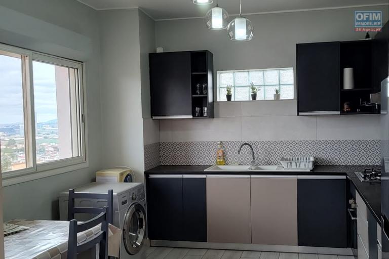 OFIM loue un bel appartement T3 meublé équipé sur Soavimbahoaka, à 15min d'Ankorondrano