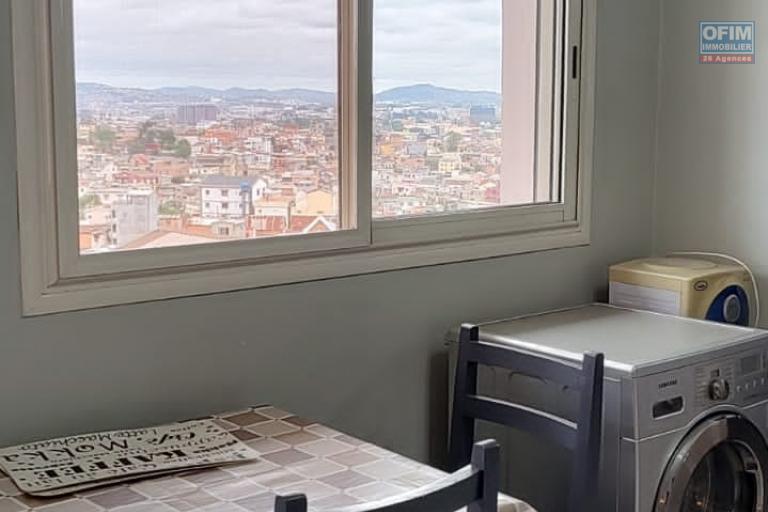 OFIM loue un bel appartement T3 meublé équipé sur Soavimbahoaka, à 15min d'Ankorondrano