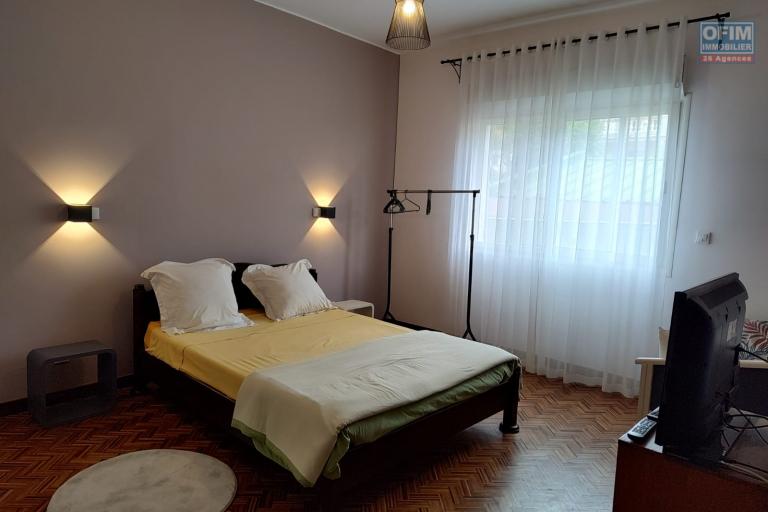 OFIM loue un bel appartement T3 meublé équipé sur Soavimbahoaka, à 15min d'Ankorondrano