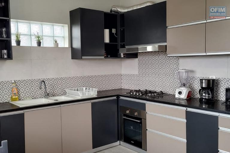 OFIM loue un bel appartement T3 meublé équipé sur Soavimbahoaka, à 15min d'Ankorondrano