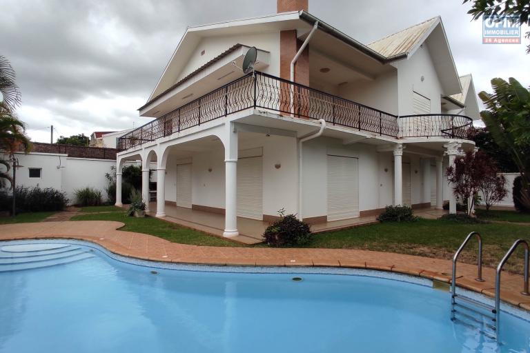 Spacieuse villa F7 avec piscine située dans un c-quartier résidentiel à androhibe à moins de 7 mn d'ivandry