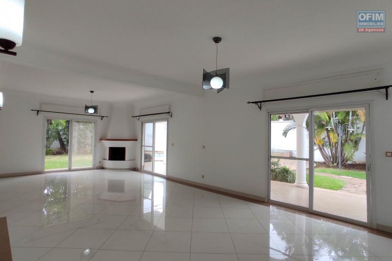 Spacieuse villa F7 avec piscine située dans un c-quartier résidentiel à androhibe à moins de 7 mn d'ivandry