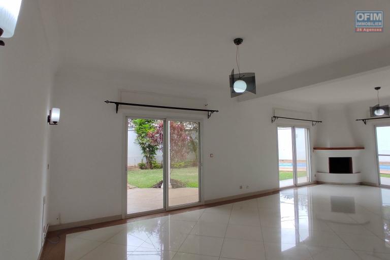 Spacieuse villa F7 avec piscine située dans un c-quartier résidentiel à androhibe à moins de 7 mn d'ivandry