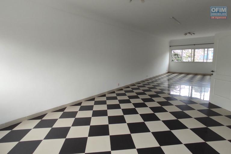 Spacieuse villa F7 avec piscine située dans un c-quartier résidentiel à androhibe à moins de 7 mn d'ivandry