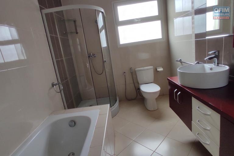 Spacieuse villa F7 avec piscine située dans un c-quartier résidentiel à androhibe à moins de 7 mn d'ivandry