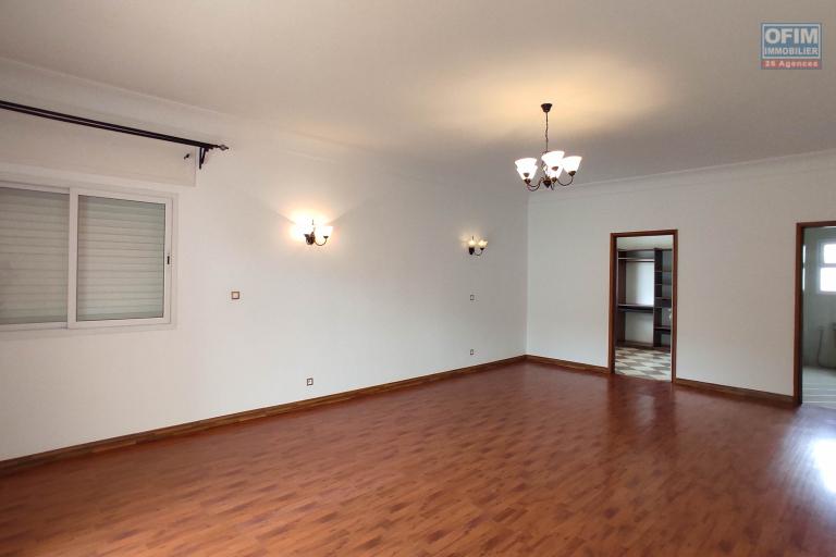 Spacieuse villa F7 avec piscine située dans un c-quartier résidentiel à androhibe à moins de 7 mn d'ivandry