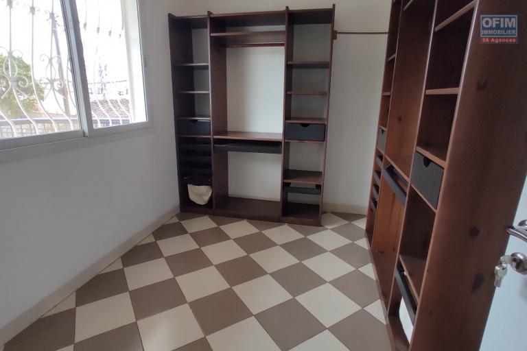Spacieuse villa F7 avec piscine située dans un c-quartier résidentiel à androhibe à moins de 7 mn d'ivandry
