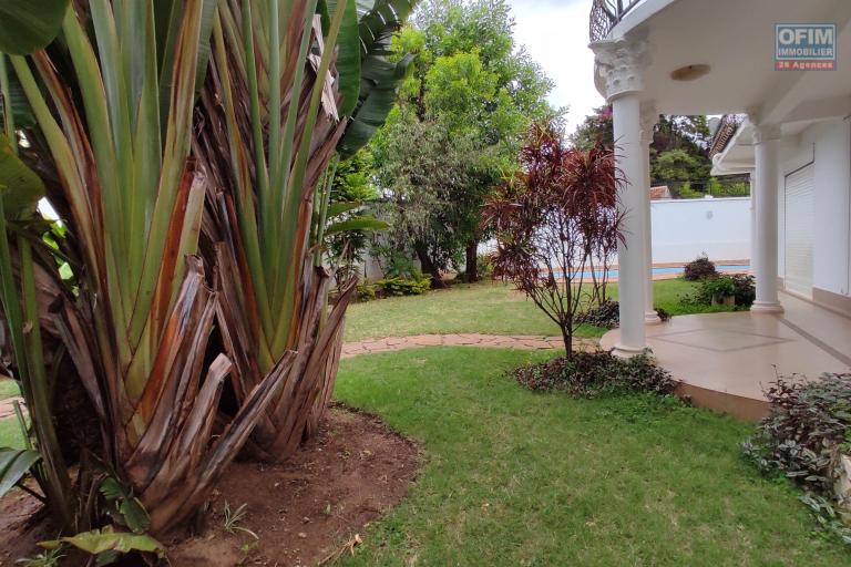 Spacieuse villa F7 avec piscine située dans un c-quartier résidentiel à androhibe à moins de 7 mn d'ivandry