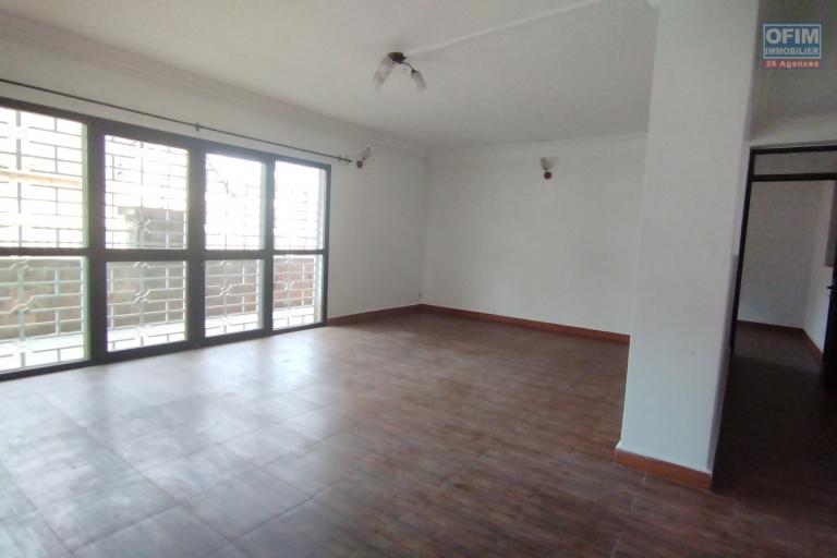 A louer, un appartement T3 en bord de route principale sur Ampandrana- Antananarivo