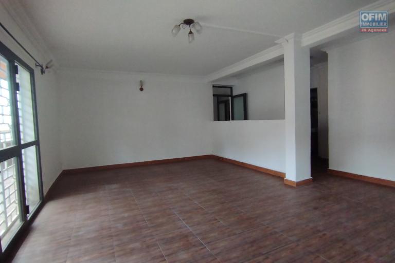 A louer, un appartement T3 en bord de route principale sur Ampandrana- Antananarivo
