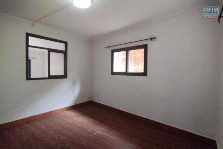 A louer, un appartement T3 en bord de route principale sur Ampandrana- Antananarivo