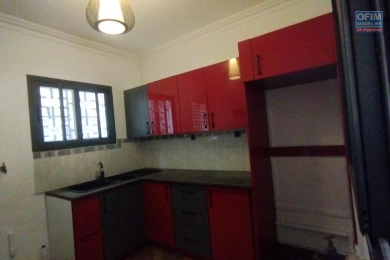 A louer, un appartement T3 en bord de route principale sur Ampandrana- Antananarivo