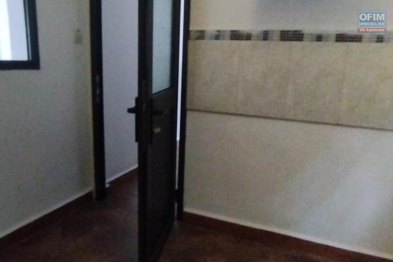 A louer, un appartement T3 en bord de route principale sur Ampandrana- Antananarivo
