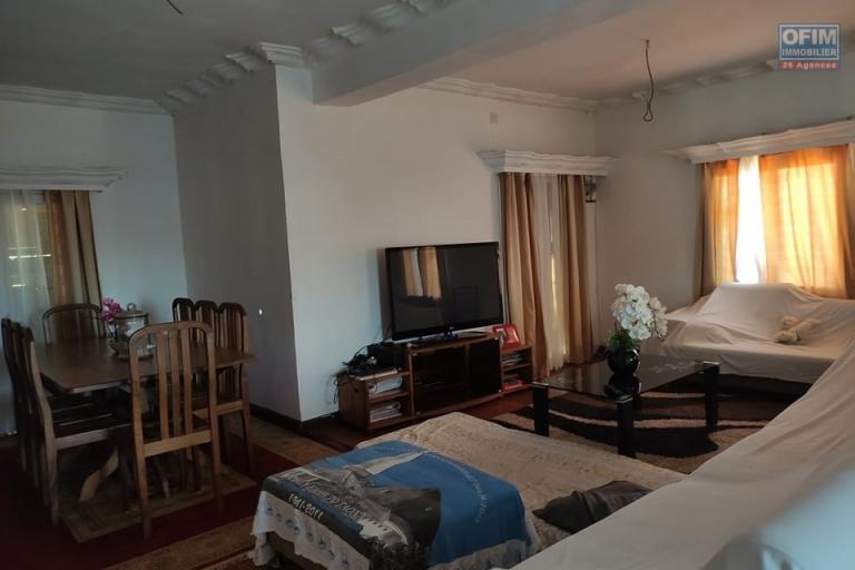 vente appartement T4 avec 4 places de parking à Ambohipoa