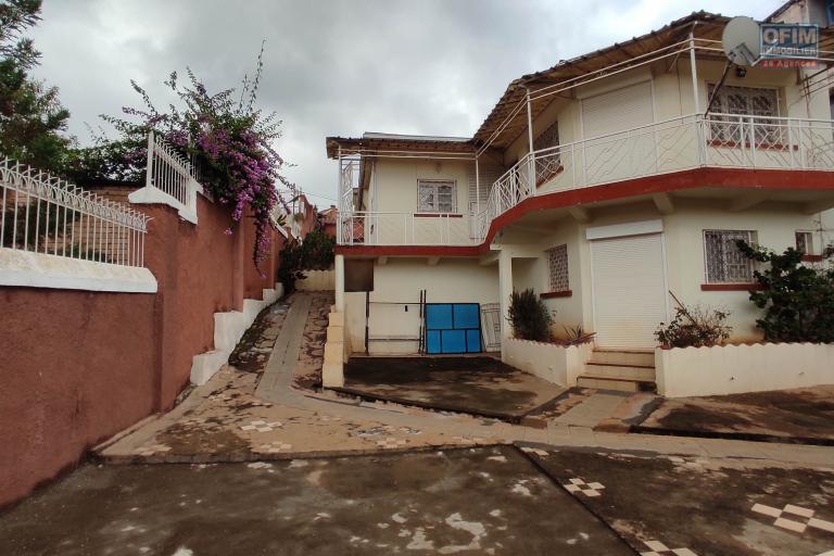 vente d'une maison de type F4 à ankaraobato andoharanofotsy