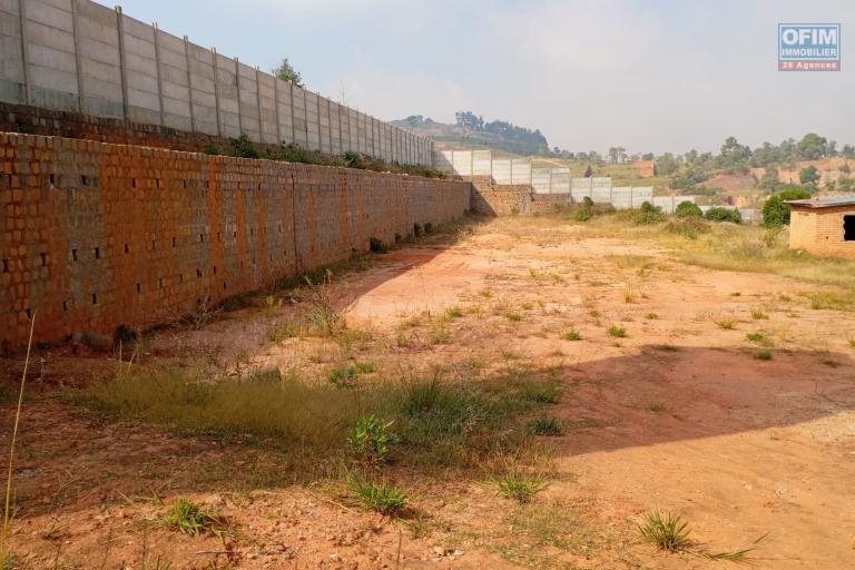 OFIM Immobilier propose deux terrains de 4000m2 et 6000m2 situés à environ 7 minutes de la route principale du by-pass, facilement accessibles aux camions.
