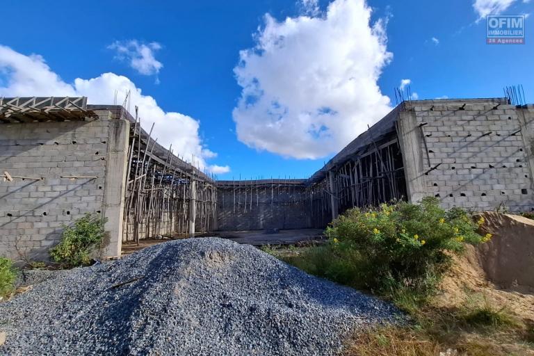 OFIM Immobilier propose deux terrains de 4000m2 et 6000m2 situés à environ 7 minutes de la route principale du by-pass, facilement accessibles aux camions.