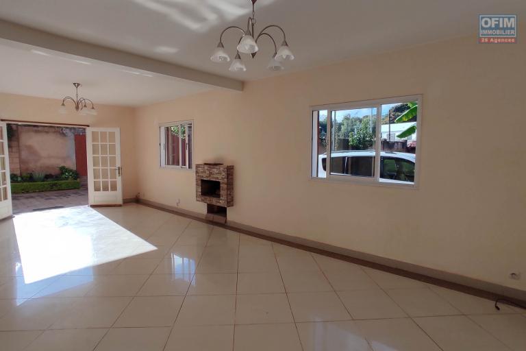 À louer – Maison F7 à Ambohitrarahaba