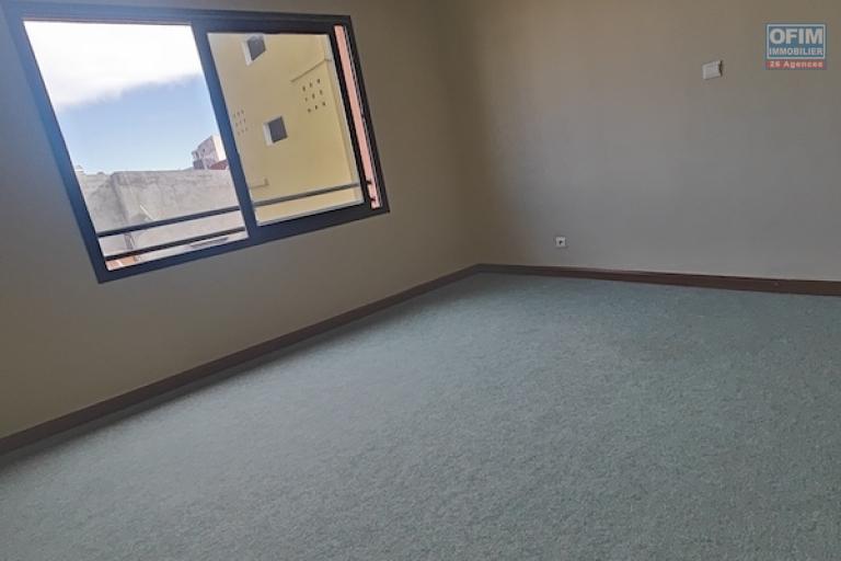 &Agrave; LOUER &ndash;  2 Grand Appartement T3 Neuf &ndash; Tsaralal&agrave;na (Centre-ville). Contact 0340244304