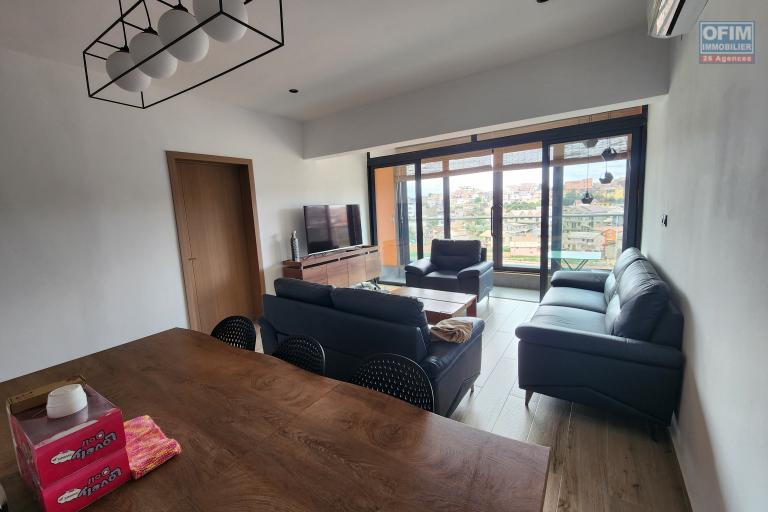À louer un appartement meublé de standing type F3 avec rooftop privatif sise à Androhibe dans une résidence hautement sécurisée.
